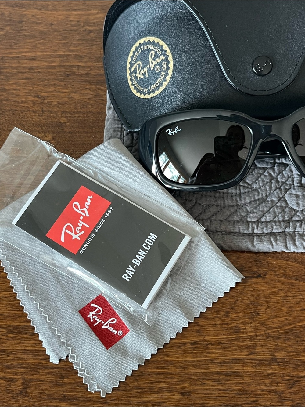 Ray-Ban Women's Polished Black Oval Sunglasses RB 4122 - like new w/receipt - Picture 6 of 15